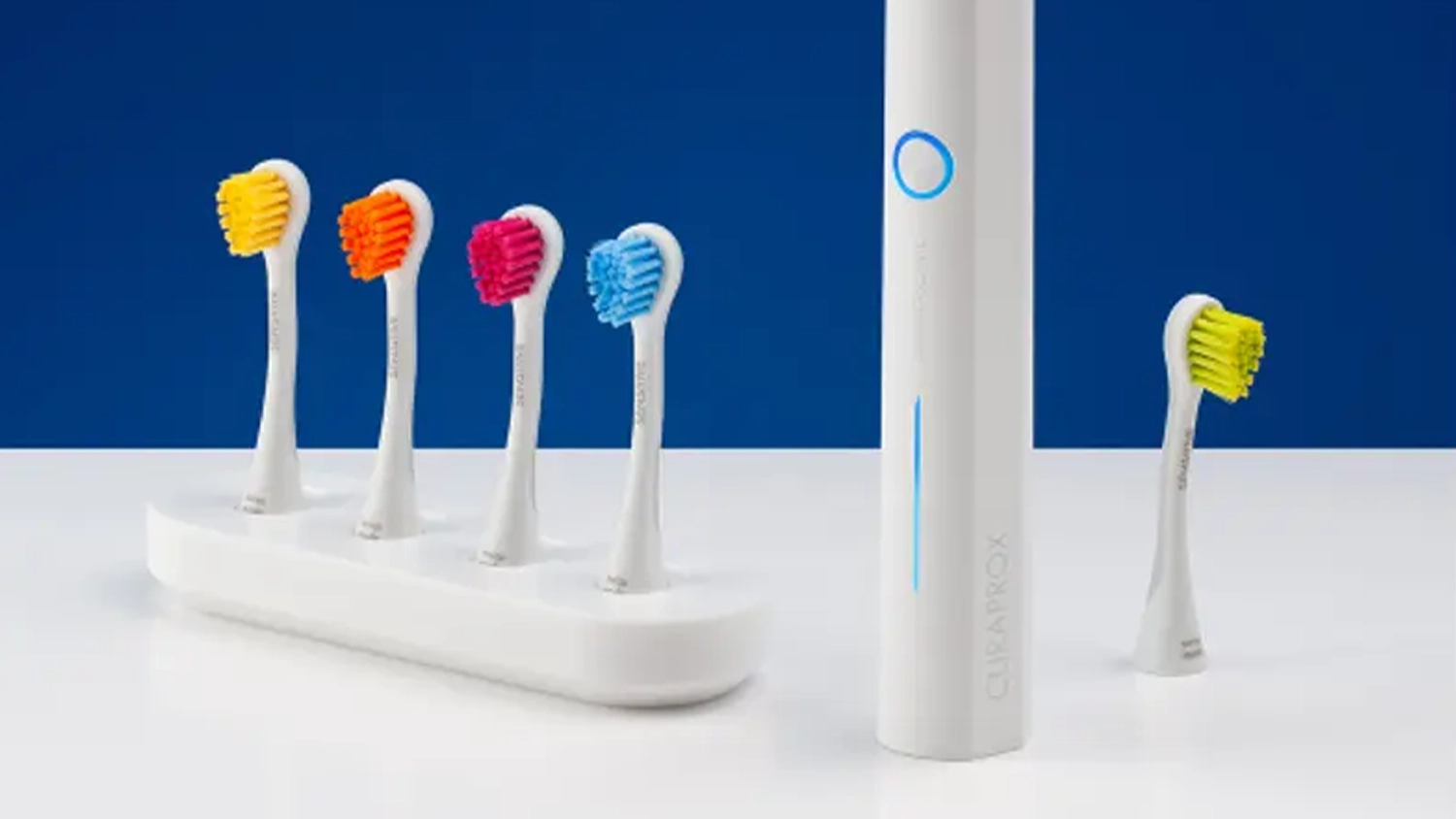 Kartáček Curaprox Hydrosonic PRO Sensitive a náhradní hlavy v několika barevných provedeních