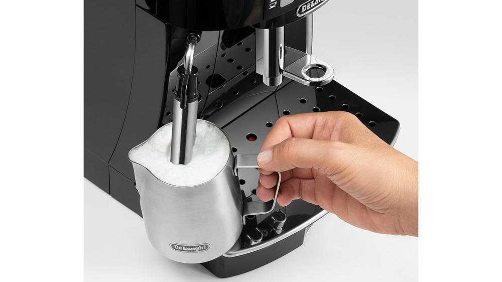 Plnoautomatický kávovar DeLonghi ECAM 21.117 B napěňovač mléka_03