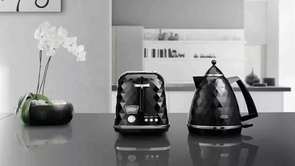 Topinkovač a rychlovarn&aacute; konvice De'Longhi v designu Brillante_02