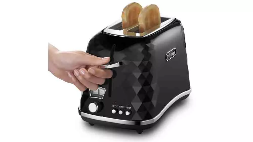 Topinkovač De'Longhi CTJ2103.BK Brillante s opečen&yacute;mi pl&aacute;tky chleba_03