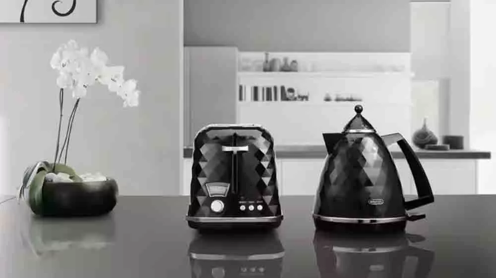 Hriankovač a r&yacute;chlovarn&aacute; kanvica De'Longhi v dizajne Brillante_02