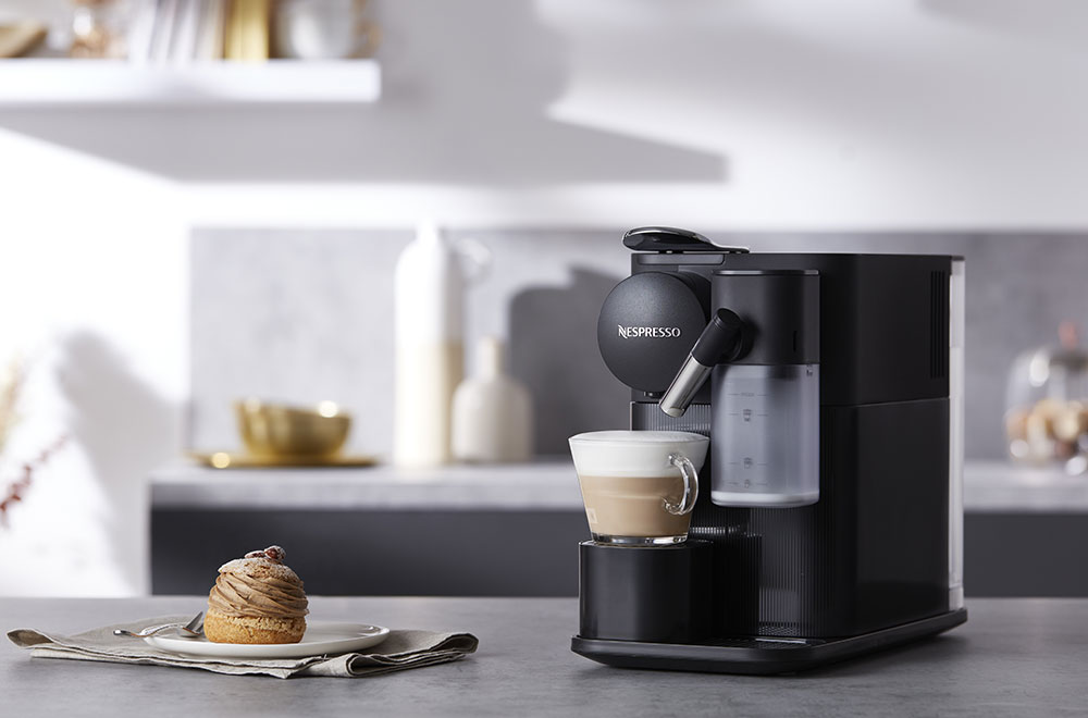 Kávovar na kapsle De Longhi EN510.B s kávou a zákuskem_06