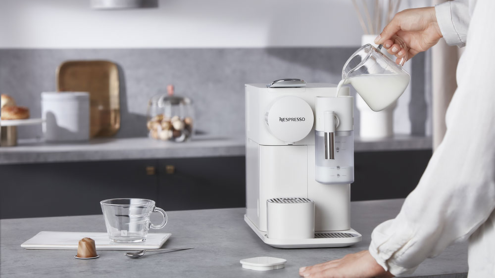 Kávovar na kapsle De Longhi EN510.W nalévání mléka_05