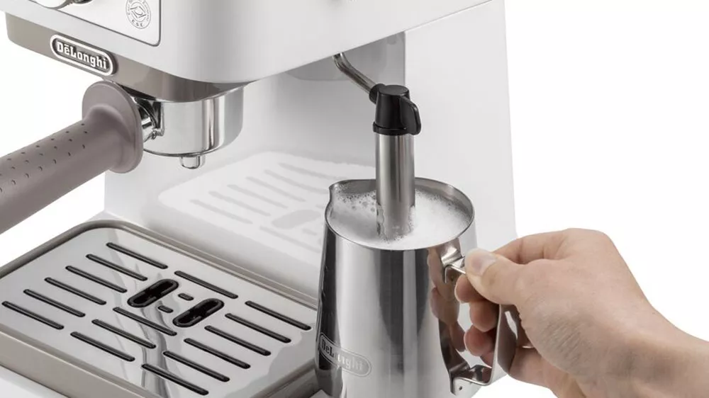 Pákový kávovar DeLonghi Stilosa EC260.W napěňovač mléka_02