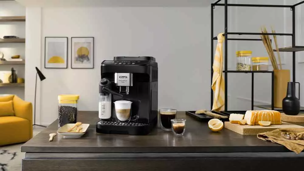 Plnoautomatick&yacute; k&aacute;vovar DE'LONGHI Magnifica Evo ECAM290.61.B v kuchyni_04