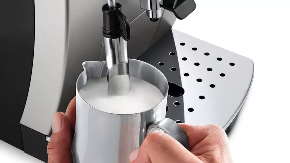 Plnoautomatick&yacute; k&aacute;vovar De'Longhi Magnifica Start ECAM220.30.SB napěňovač ml&eacute;ka_02