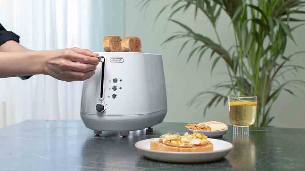 Biely De'Longhi hriankovač.