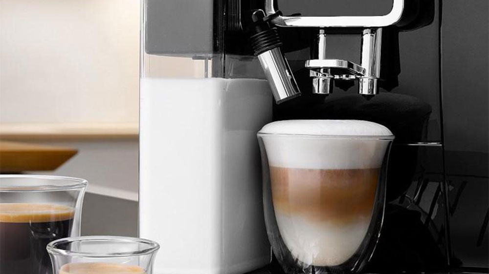 Espresso Dinamica De`Longhi tvoří mléčnou pěnu_03