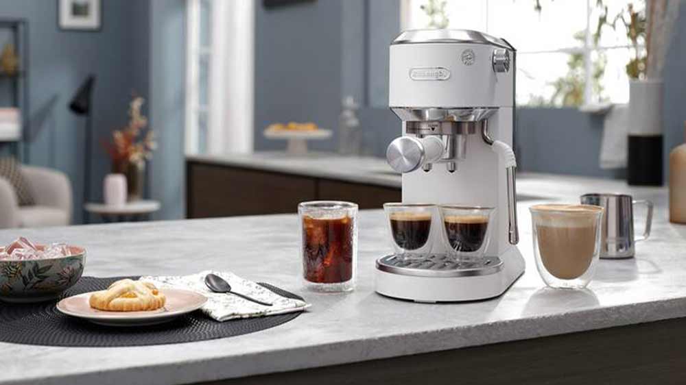 Pákový kávovar De'Longhi Dedica Duo EC890.WI na kuchynskej linke s nápojmi_02