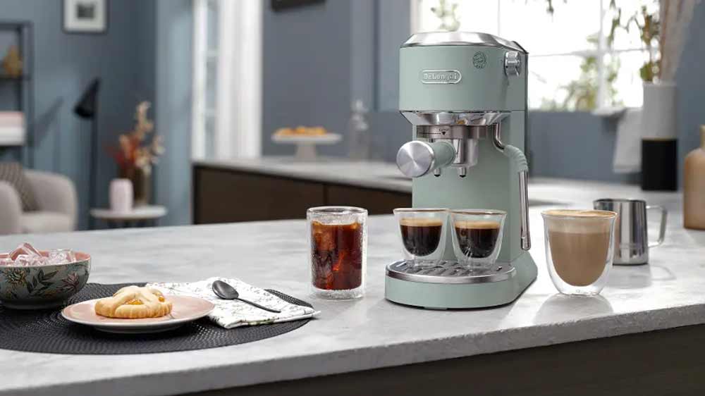 Pákový kávovar De'Longhi Dedica Duo EC890.GR na kuchyňské lince s nápoji_02