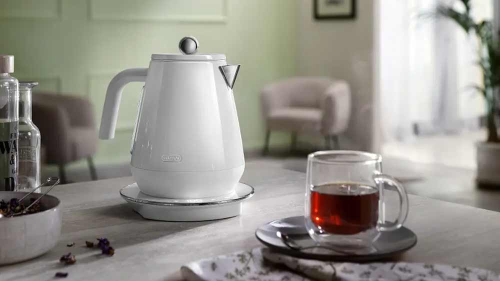 Konvice De'Longhi KBY2011.W s uvařeným čajem_03