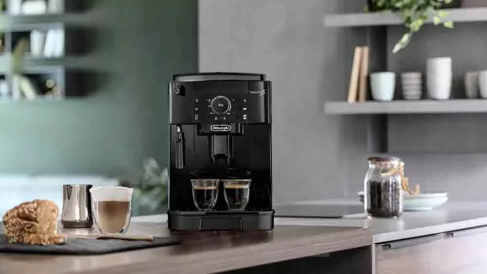 K&aacute;vovar De&rsquo;Longhi Magnifica Base ECAM12.121.B v interi&eacute;ri