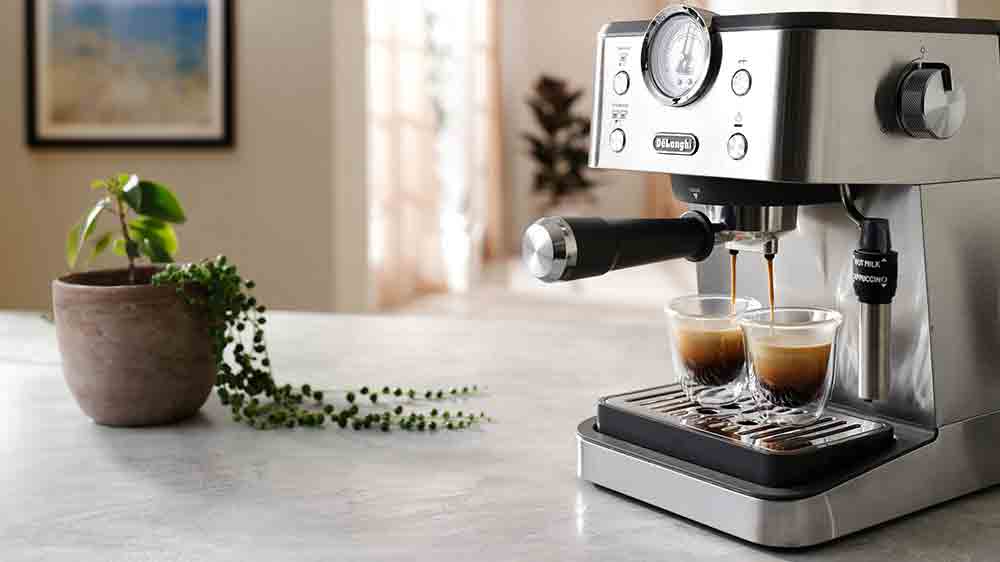 Pr&iacute;prava k&aacute;vy v p&aacute;kovom k&aacute;vovare De'Longhi Classic EM450.M_02