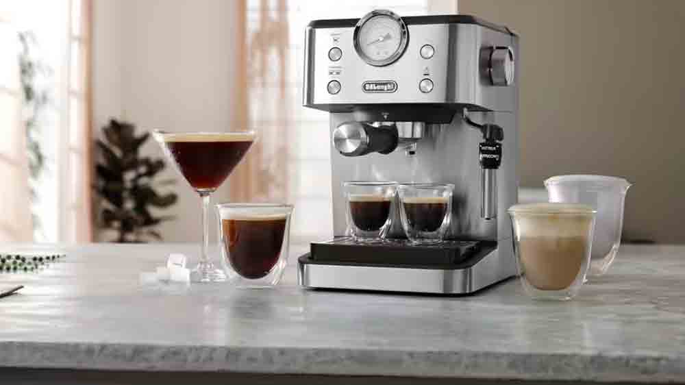 R&ocirc;zne druhy k&aacute;vy vedľa p&aacute;kov&eacute;ho pressa De'Longhi Classic EM450.M_03