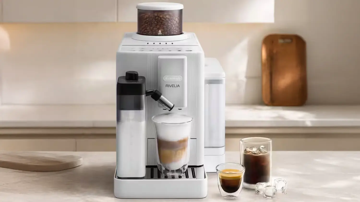 Automatický kávovar De'Longhi s připravenými nápoji