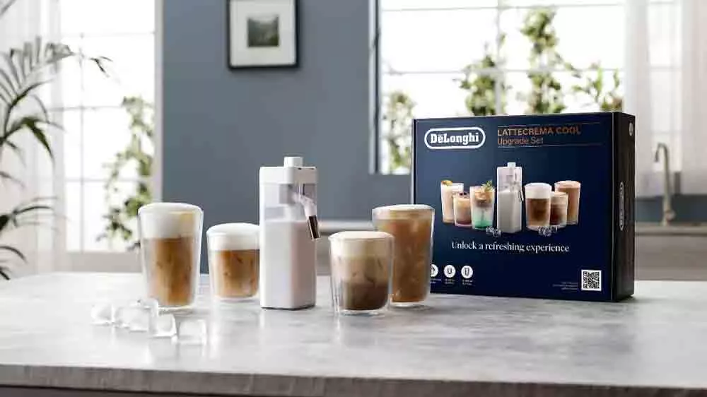Sada De'Longhi DLSC032 LatteCrema Kit na bielom stole v kuchyni aj s balením