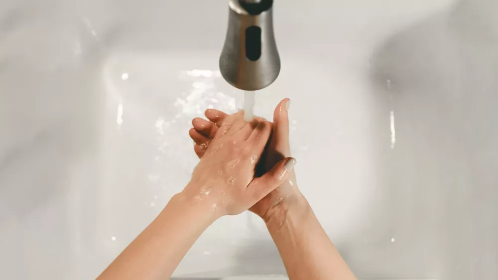 Bezdotykov&yacute; d&aacute;vkovač m&yacute;dla Dettol Aloe Vera