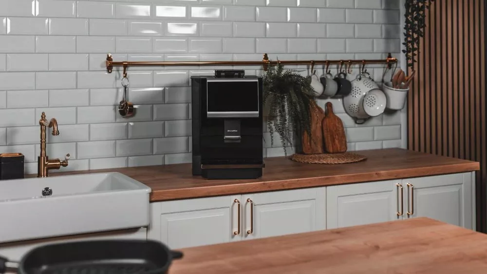 Profesion&aacute;ln&iacute; automatick&yacute; k&aacute;vovar Dr. Coffee C12 na kuchyňsk&eacute; lince_02