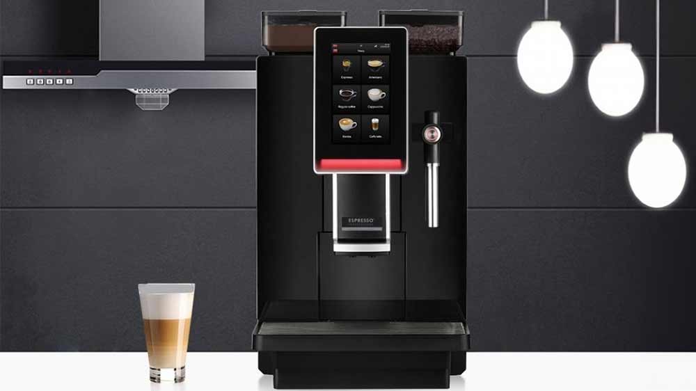 Profesionální automatický kávovar Dr. Coffee Minibar S1 s připravenou kávou_03