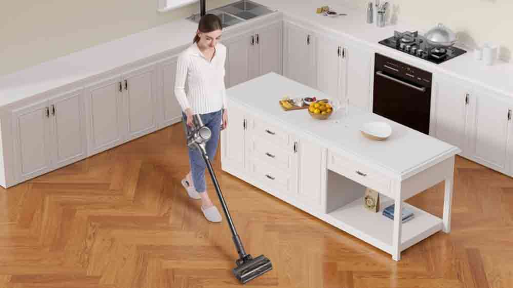Žena uklízí s tyčovým vysavačem Dreame R20_02