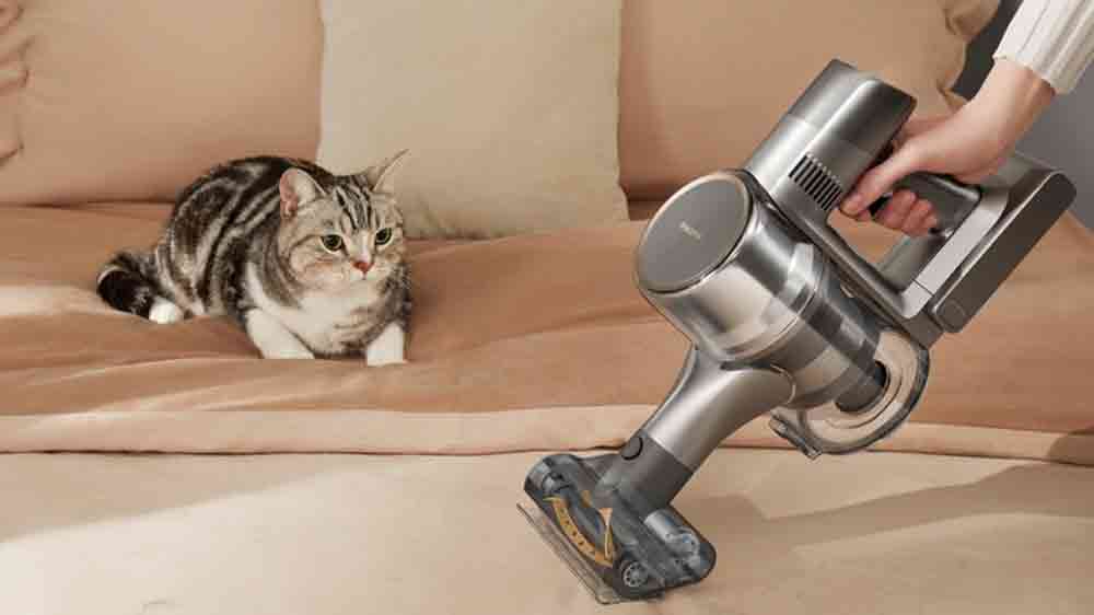 Úklid s ruční jednotkou tyčového vysavače Dreame R20_04