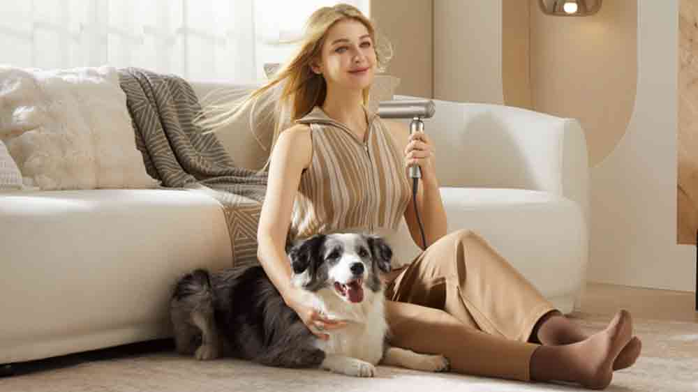 Žena si suší vlasy fénem Dreame Pocket_04