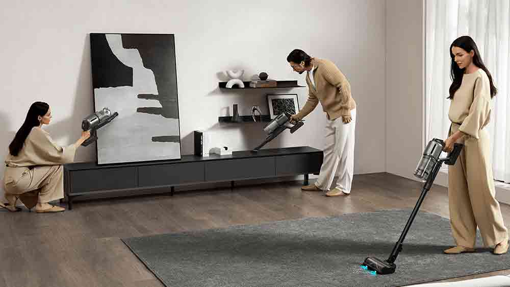 Tři lidé uklízí se třemi tyčovými vysavači Dreame Z30 Station_02