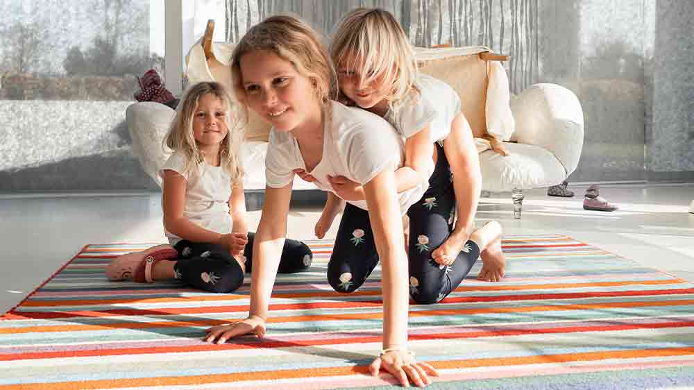 Děti hrající si na koberci_04