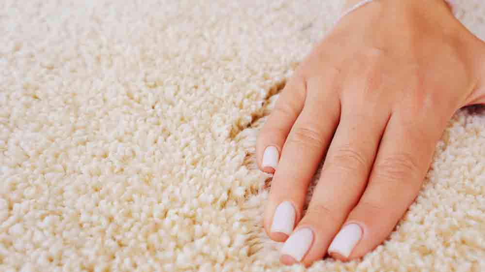 Ruka položen&aacute; na koberci_04