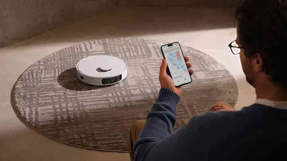 Muž se dívá na aplikaci k robotickému vysavači Dreame L40 Ultra AE, bílý_05
