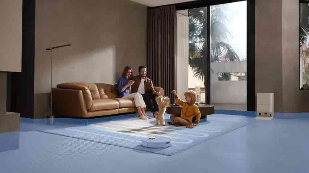 Robotický vysavač s mopem Dreame D20 Ultra uklízí v obýváku, kde je rodina se psem_06