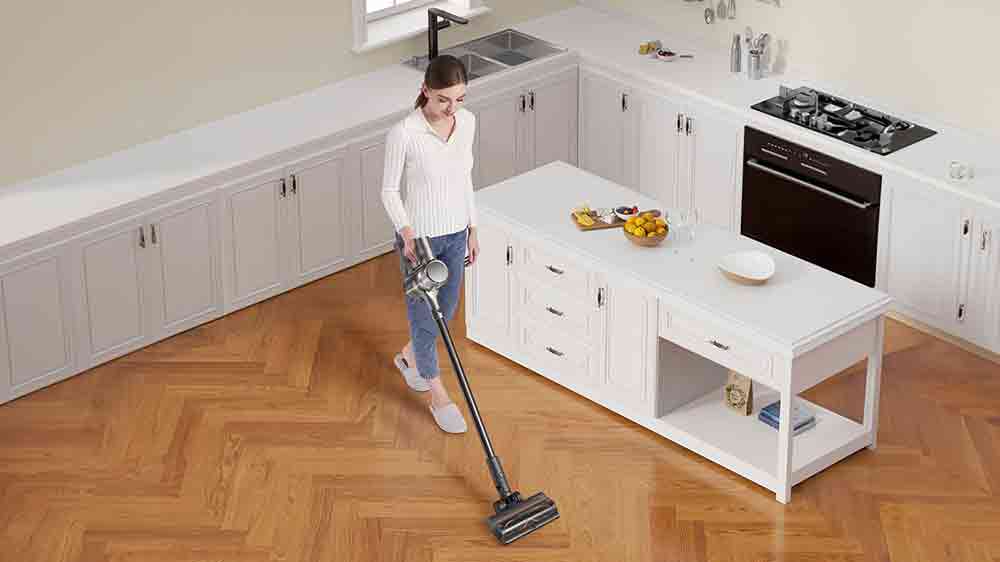 Žena uklízí s tyčovým vysavačem Dreame R20_02