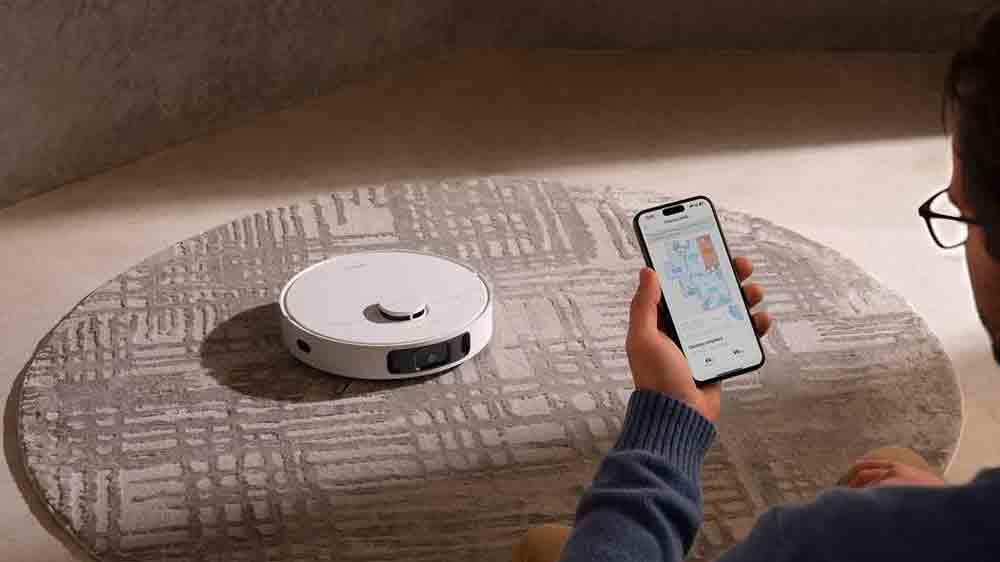 Muž nastavuje svůj vysavač Dreame v aplikaci_07