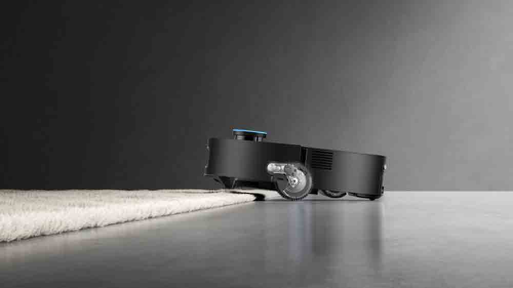 Robotický vysavač Dreame Aqua10 Ultra Roller vjíždí na koberec_02