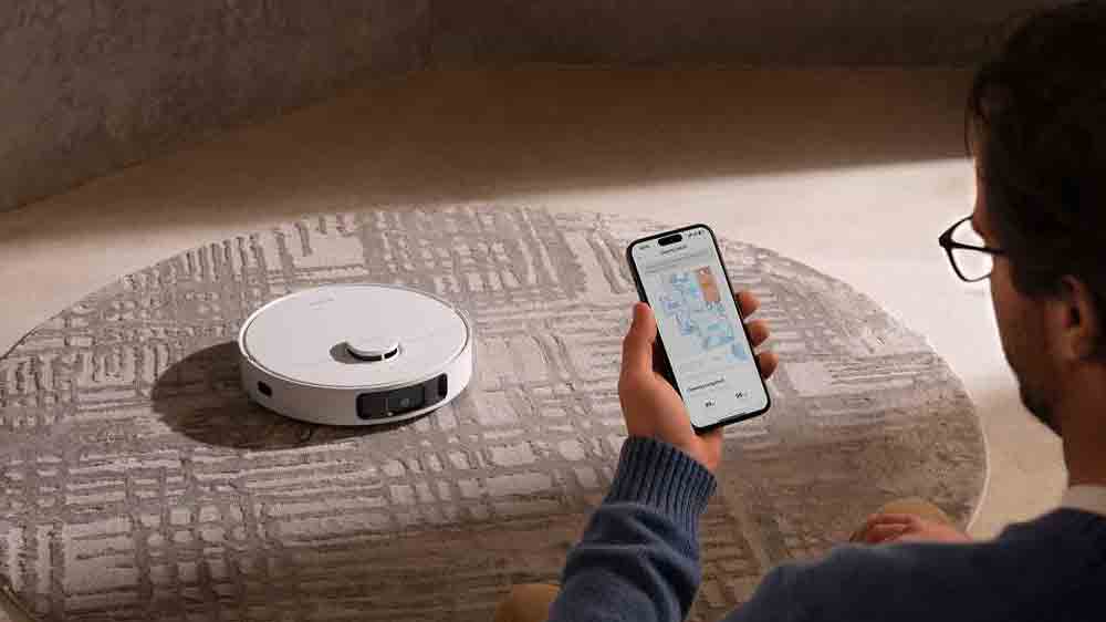 Muž nastavuje svůj vysavač Dreame v aplikaci_07