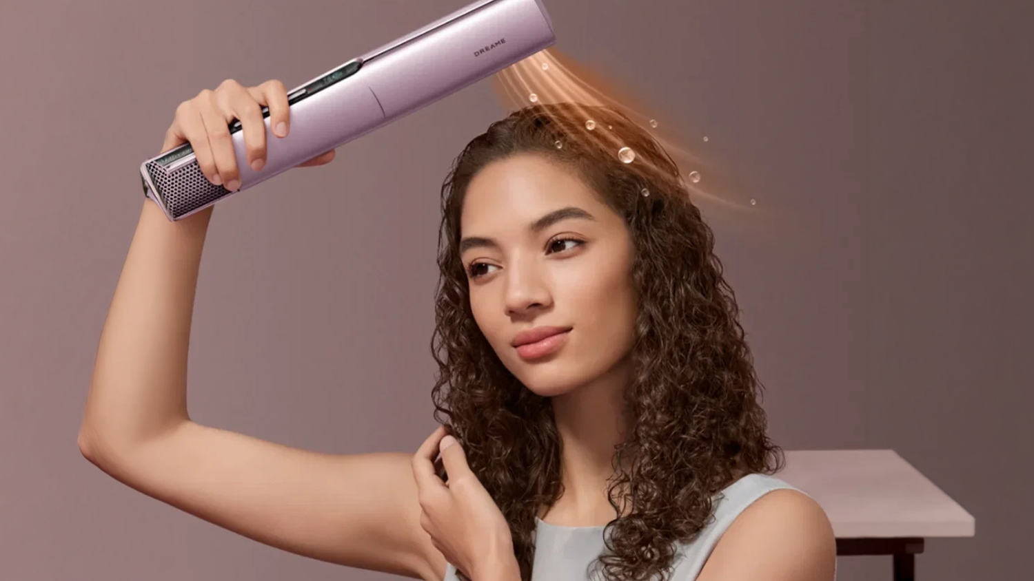 Žena použ&iacute;vaj&iacute;c&iacute; žehličku na vlasy Dreame Aero Straight Pro