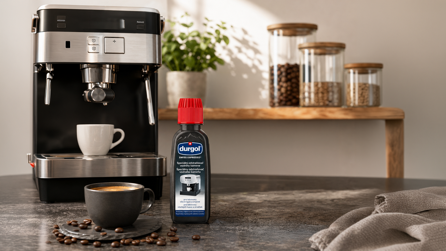 Odstraňovač vodn&iacute;ho kamene Durgol Swiss Espresso 500 ml v kuchyni u k&aacute;vovaru