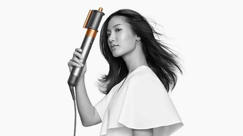 Žena si upravuje vlasy s multistylerom Dyson Airwrap Origin HS05 s uhladzujúcim nástavcom_3