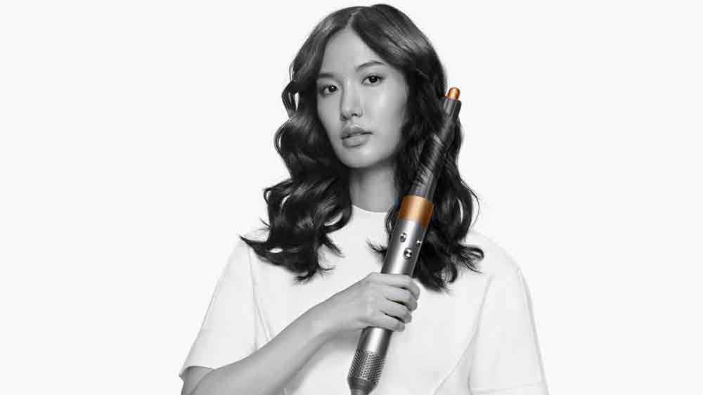 Žena si upravuje vlasy s multistylerom Dyson Airwrap Origin HS05 s Airwrap nástavcom_4