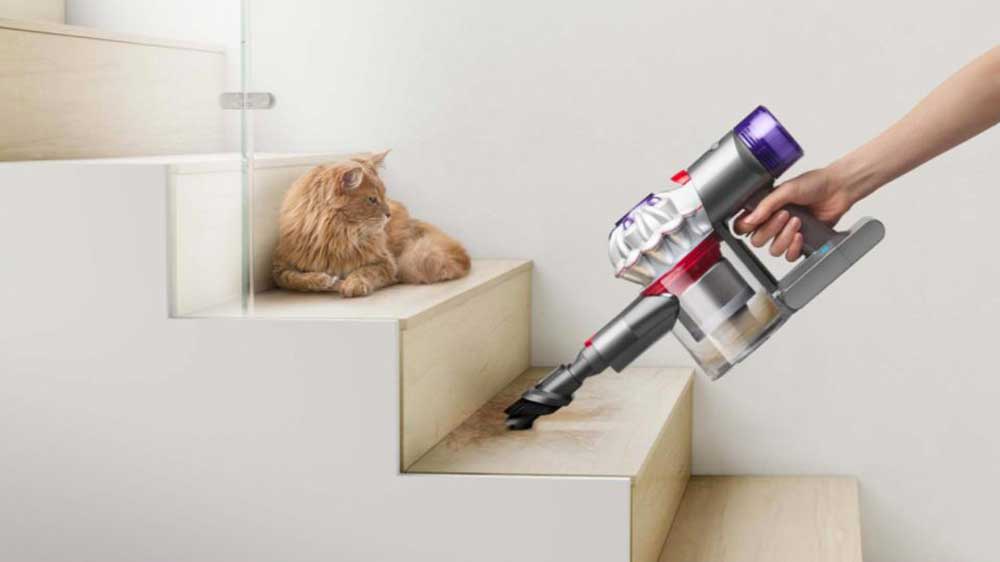 Úklid s ruční jednotkou tyčového vysavače Dyson V8 Advanced_03