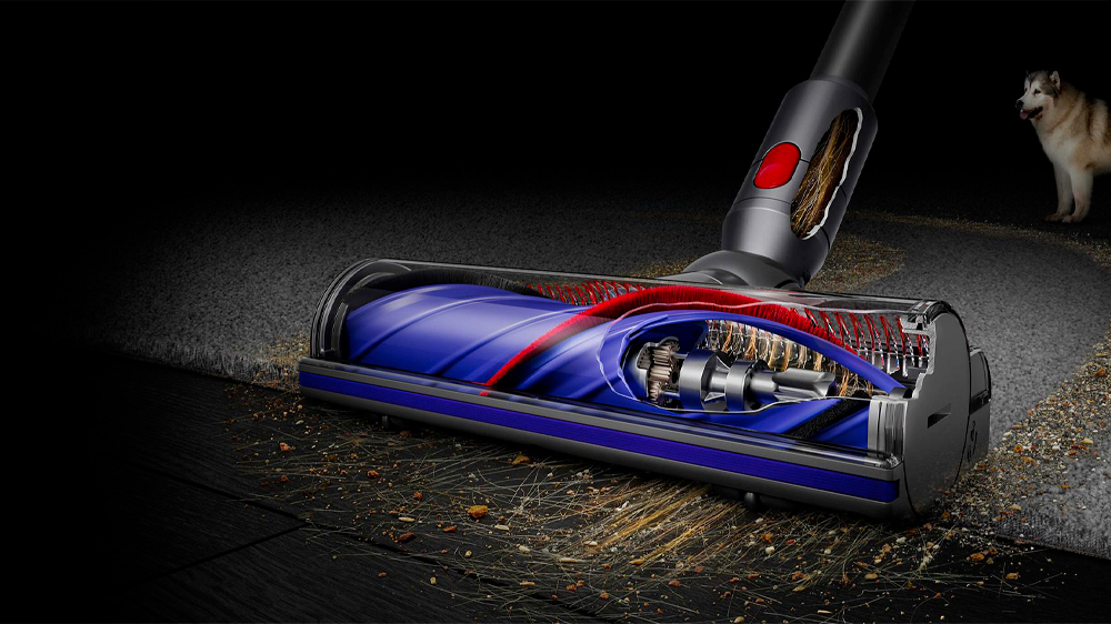 Průřez čisticí hlavou Dyson Motorbar a kartáče proti namotávání vlasů u tyčového vysavače Dyson V11 Advanced_03