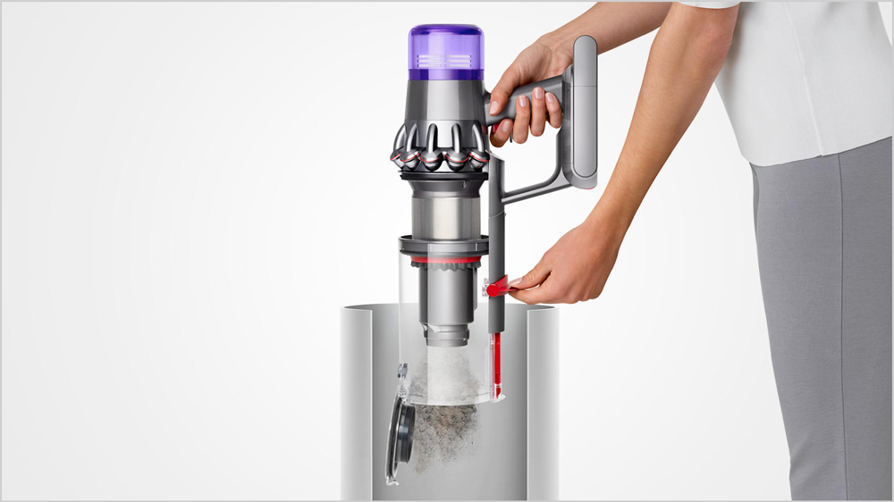 Žena vyprazdňuje nádobu na nečistoty u tyčového vysavače Dyson V11 Advanced_05