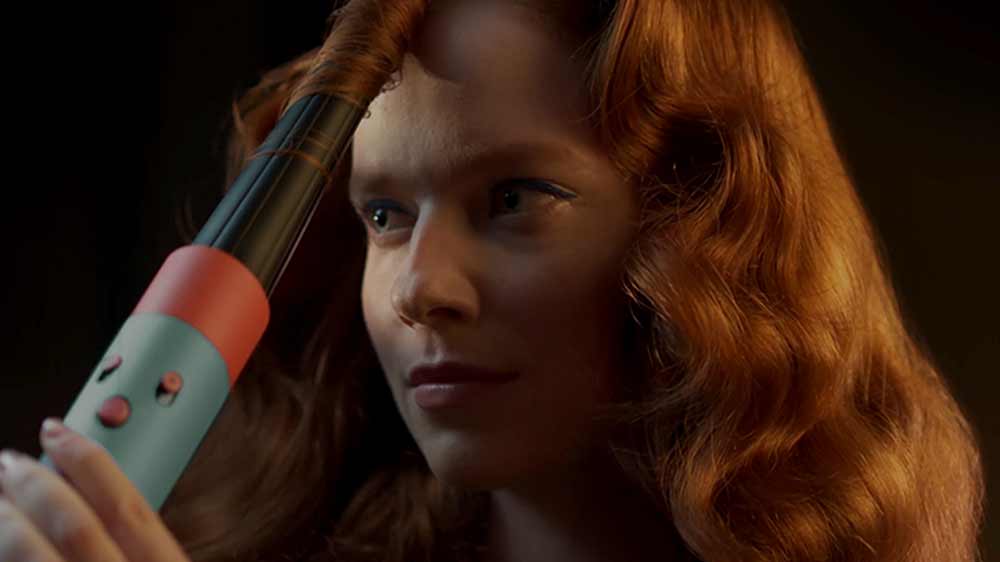 Žena si natáča vlasy multistylerom Dyson Airwrap i.d. HS08 T3/T4 ceramic patina/topaz_02