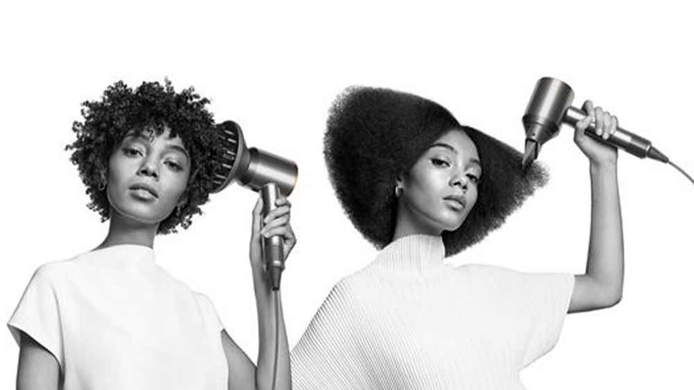 Žena s difuzérom a koncentrátorom sušiča na vlasy Dyson Supersonic HD07 T3/T4 pre rôzne typy účesov_04