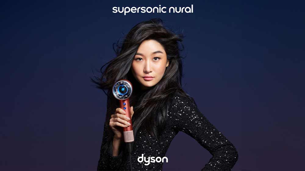Žena so sušičom vlasov Dyson Supersonic Nural HD16 jasper plum_02