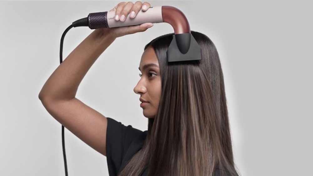 Žena si upravuje vlasy fénom Dyson Supersonic r HD17 T1/T2 ceramic pink / rose gold_02