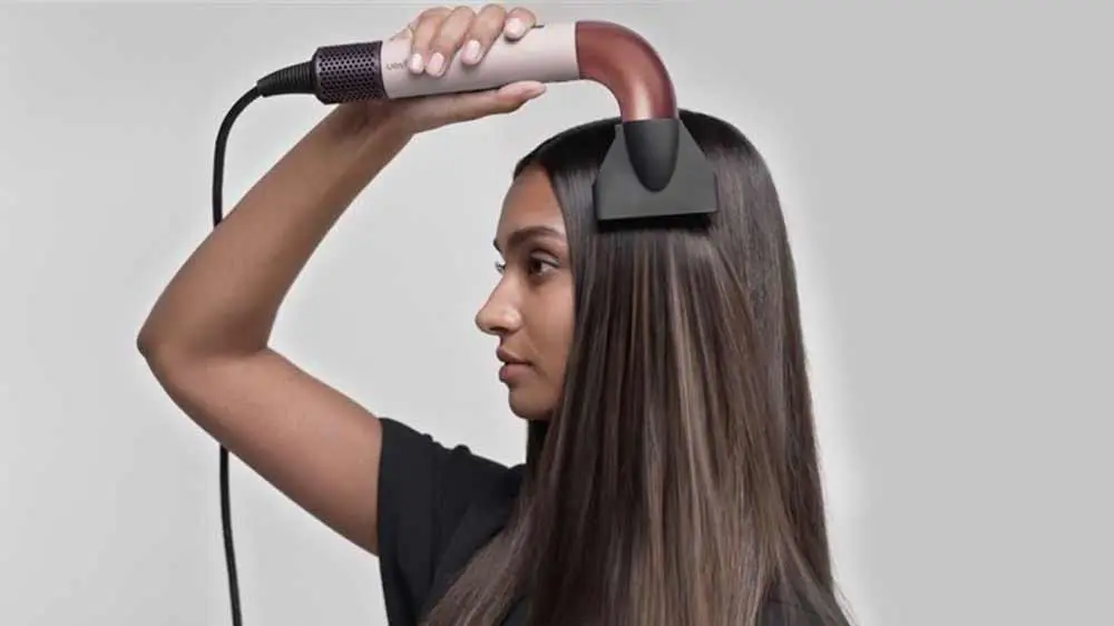 Žena si upravuje vlasy fénem Dyson Supersonic r HD17 T1/T2 ceramic pink / rose gold