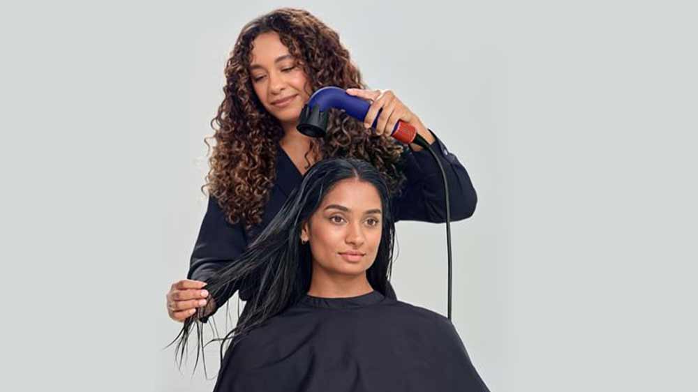 Kaderníčka upravuje žene účes sušičom vlasov Dyson Supersonic r HD18 vinca blue/topaz_02