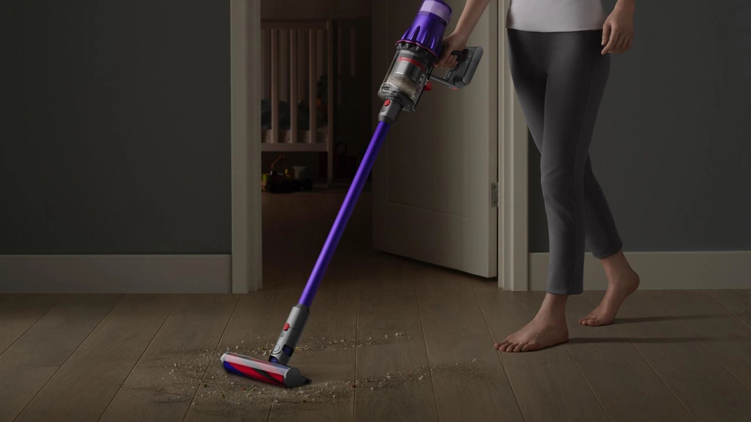 Žena vys&aacute;va &scaron;pinu pomocou Dyson Digital Slim Fluffy tyčov&eacute;ho vys&aacute;vača _02