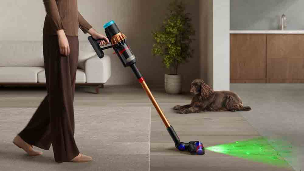 Žena vysáva s tyčovým vysávačom Dyson V16 Piston Animal